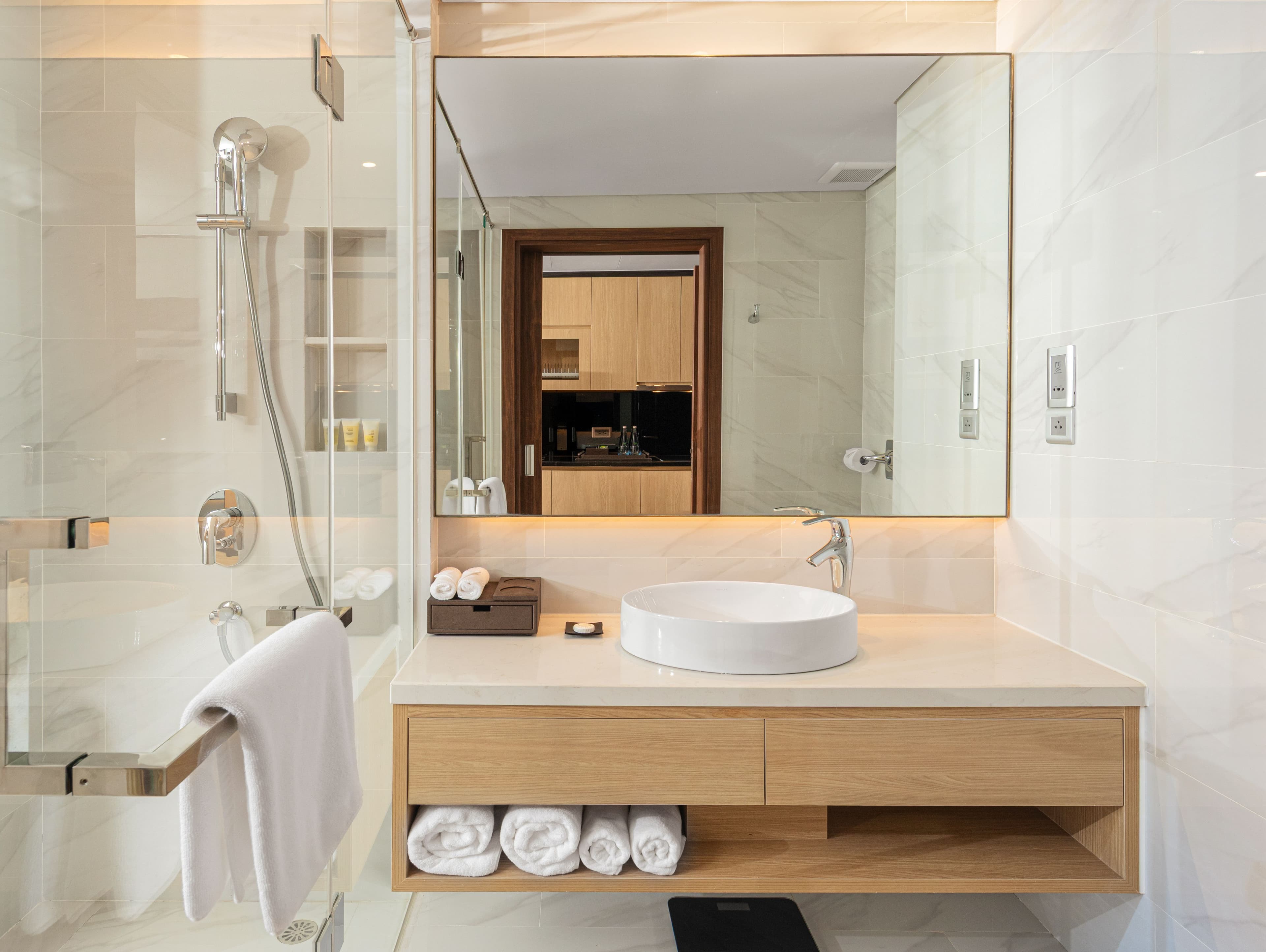 Deluxe Studio King City View - View 2