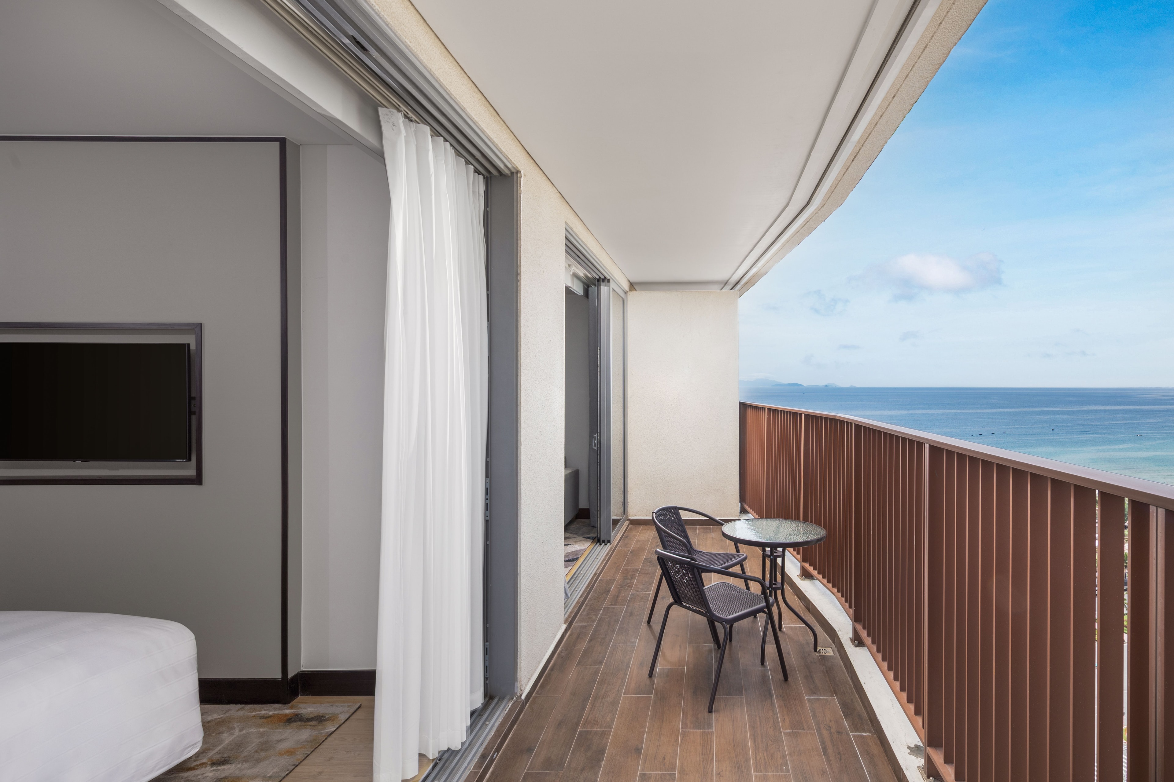 Deluxe Family Suite with One Bedroom, Partial Ocean View