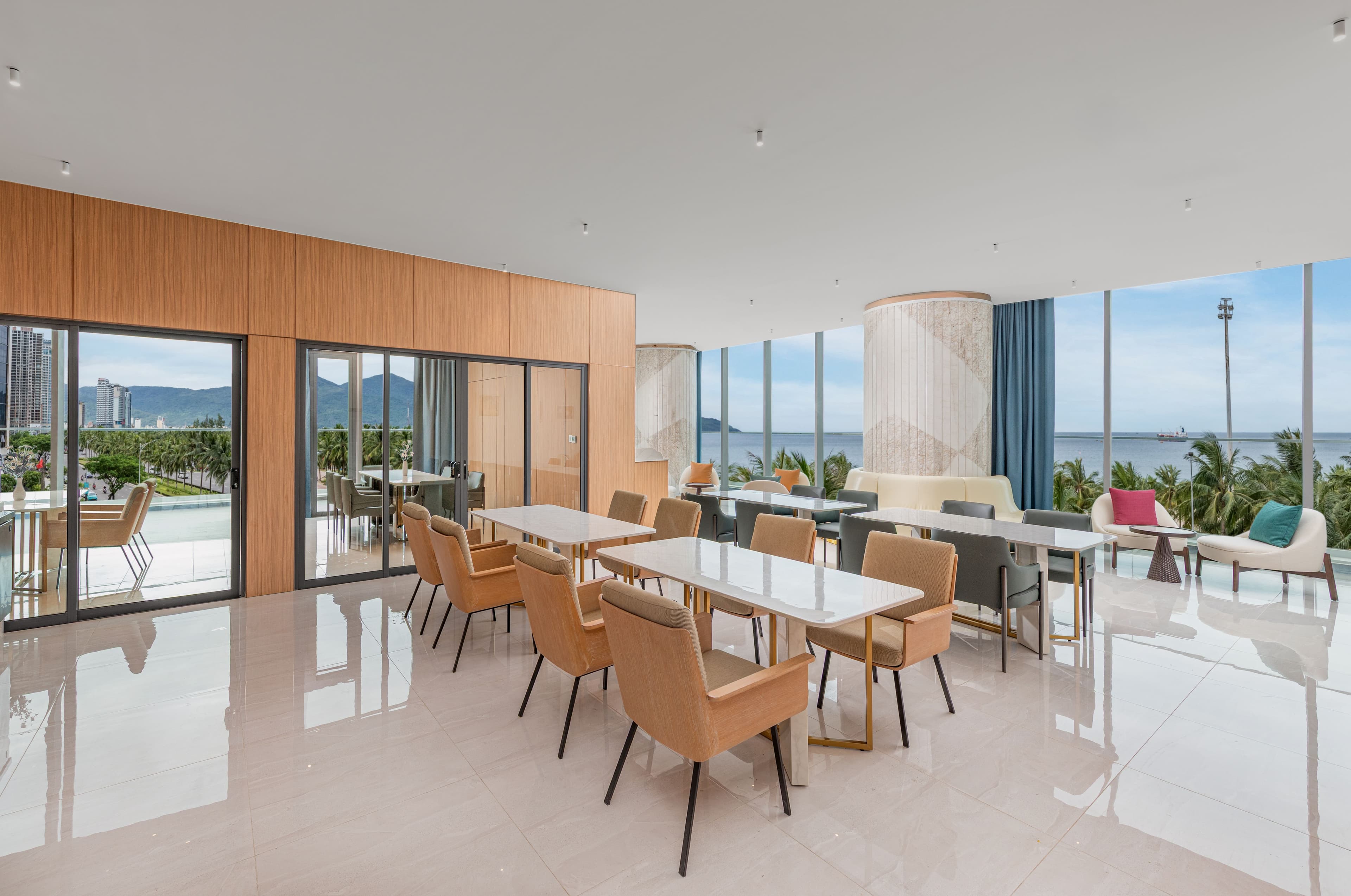 Private Lounge - Wyndham Soleil Hotel